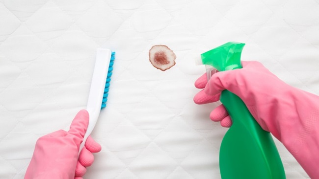 hoe vlekken bloed verwijderen uit matras